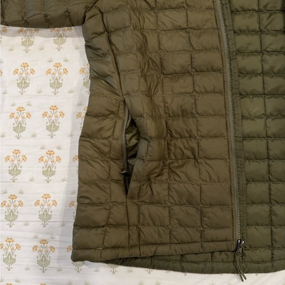 North Face Thermoball Jacket Size Medium, Olive Green - Picture 8 of 9